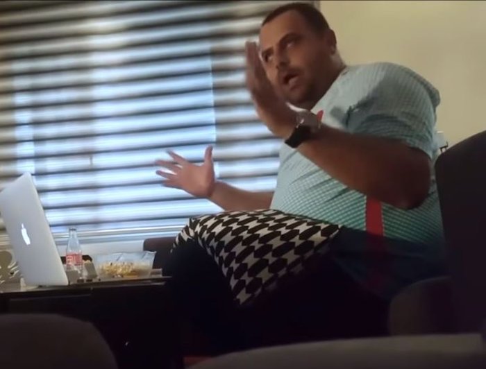Τούρκος οπαδός έκανε το σπίτι «καλοκαιρινό» γιατί η γυναίκα του είχε βαρεθεί να κοιτά ποδόσφαιρο [βίντεο]